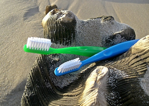 grne und blaue Zahnbrste am Strand